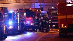 Hasiská auta obklíila 20.12. hoící textilku v Krnov. Jeden dobrovolný hasi...
