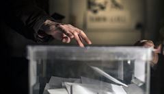 Mu vhazující hlas do urny pi katalánských parlamentních volbách.