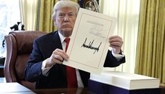 Trump podepsal nejrozshlej daovou reformu od dob Reagana. Je vstcn k firmm