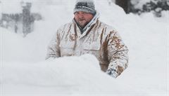 Thomas Berry odklízí sníh z píjezdové cesty svého domu v Erie v Pensylvánii.