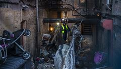 Policejní vyšetřovatelé procházejí trosky vyhořelého domu v newyorské čtvrti... | na serveru Lidovky.cz | aktuální zprávy