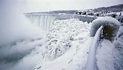 I pes velké mrazy pili lidé pozorovat Niagarské vodopády.