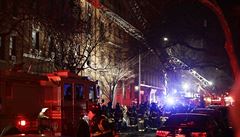 Ohnivé peklo krotilo 170 hasičů. Nejméně 12 mrtvých a mnoho zraněných při požáru v New Yorku