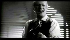 Fiktivn� gangsterka And�l� s h��nou du��. S�m doma.