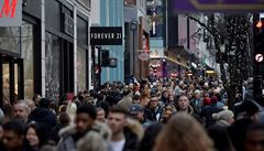 Nákupní horeka. Na londýnské Oxford Street shání mnoho lidí dárky na poslední...