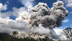 Sopka Sinabung na ostrově Sumatra se probudila. Sopečný popel poničil stovky polí
