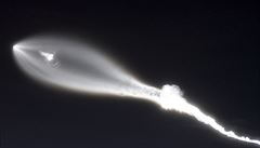 Raketa vyputná z Vandenbergovy letecké základny za sebou na potemnlé obloze...