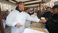 Vánoní rybí polévku s primátorkou Prahy Adrianou Krnáovou (ANO) naléval...