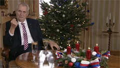 Prezident Milo Zeman se zaatou pstí bhem letoního vánoního poselství.