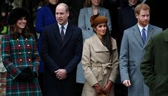 Princ William s manelkou Kate a vedle stojící nedávno zasnoubení princ Harry a...