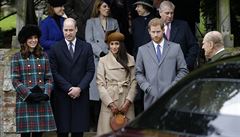 Princové William a Harry se svými partnerkami sledují, jak královna Albta II....