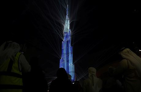 Rozsvícený nejvyí mrakodrap svta Burd Chalífa v Dubaji.