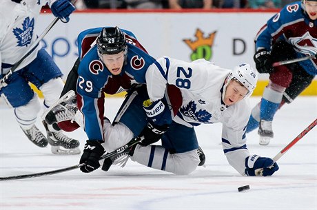 Nathan MacKinnon (29) a Connor Brown (28) pi zápase o puk.