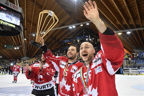 Kanadtí hokejisté slaví triumf na Spengler Cupu.