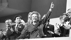 Boulivé ovace ve stoje pro tehdejí premiérku Thatcherovou bhem sjezdu...