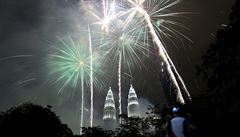 Novoroní ohostroj ped budovou Petronas Twin Towers v malajsijském hlavním...