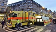 Centrum Prahy se zaplnilo slavcmi lidmi. V ulicch jsou stovky policist a destky zchran