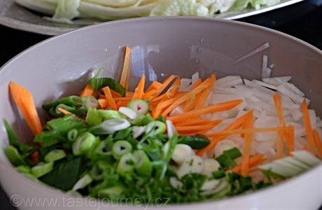 Nakrjen zelenina se spoj s pipravenou omkou