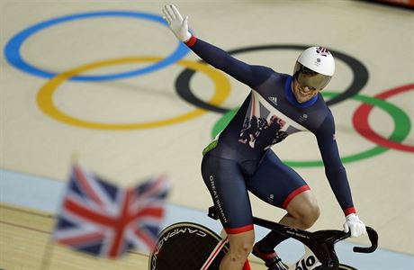 Jason Kenny slaví zlatou olympijskou medaili v Rio de Janeiru.