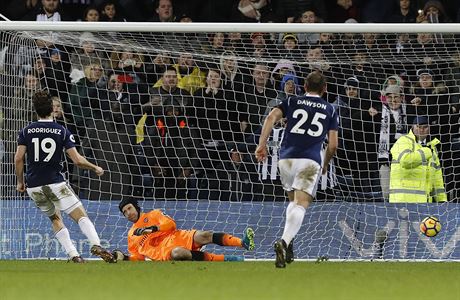 Jay Rodriguez z West Bromwich Albion pekonává Petra echa v brance Arsenalu.