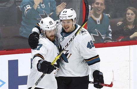 tonk San Jose Sharks Tom Hertl (48) slav gl se spoluhrem Joakimeme...