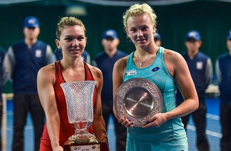 Finále turnaje v en-enu: vítzná Simona Halepová (vlevo) a Kateina Siniaková.