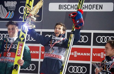 Skokan na lyích Kamil Stoch slaví triumf v Bischofshofenu.