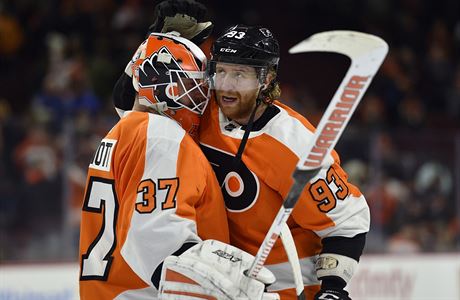 Branká Philadelphia Flyers Brian Elliott a Jakub Voráek.