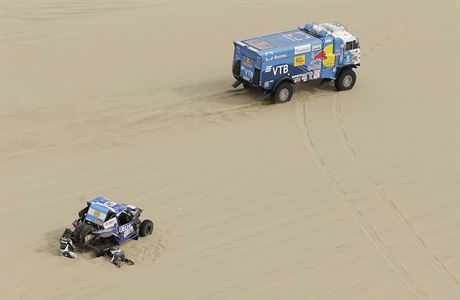 Rus Eduard Nikolajev na trati první etapy Rally Dakar 2018.