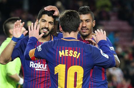 Barcelona vs. Levante: Messi slaví gól se Suarezem a Paulinhem.