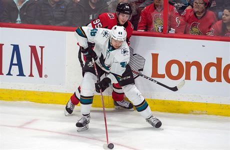 Hokejový útoník Tomá Hertl vstelil v pátením utkání NHL dv branky.