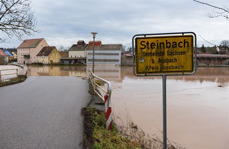 eka Rezat zaplavuje pstupovou silnici v obci Steinbach v Nmecku.