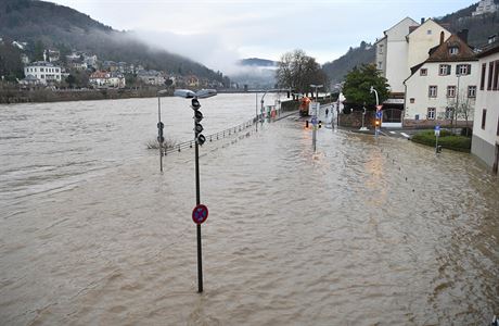 Zaplaven silnice v Heidelbergu, ekou Neckar.