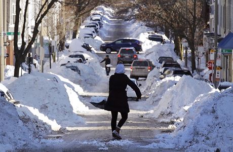 Lidé uklízejí sníh na pedmstí Bostonu.