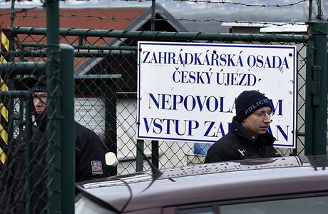 Policisté hlídají 8. ledna vjezd do zahrádkáské osady eský Újezd mezi...