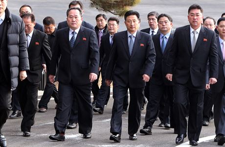 Severokorejsk delegace v ele s jejm vedoucm Ri Son-kwonem (druh zleva).