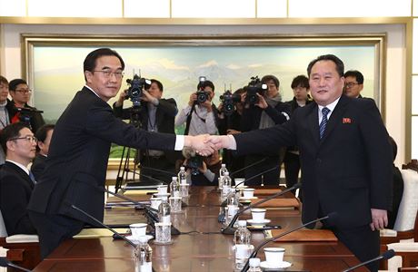 Ministr pro sjednocení o Mjong-kjon (vlevo) s vedoucím severokorejské delegace...