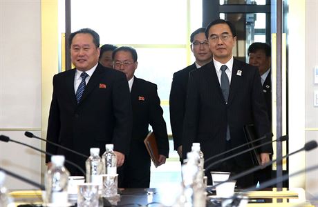 Vedoucí severokorejské delegace Ri Son-kwon (vlevo), který je éfem Výboru pro...