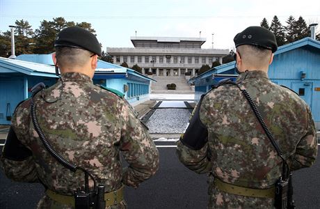 Jihokorejt vojci dr str v demilitarizovan zn oddlujc ob Koreje.