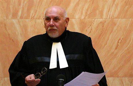 Pavel Rychetský oznamuje rozhodnutí soudu