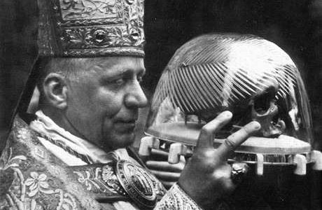 Kardinál Josef Beran s lebkou svatého Vojtcha.