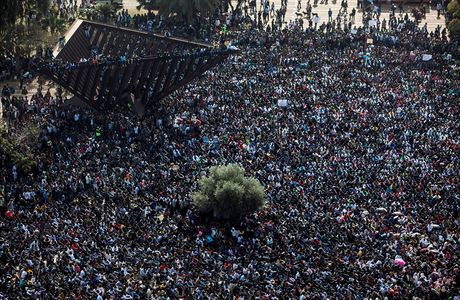 Tisíce migrant protestují v Izraeli proti vládní politice.