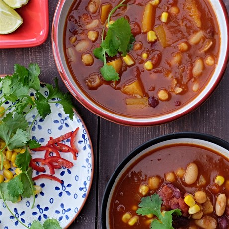 Vegetariánské chili s fazolemi, cizrnou a dýní