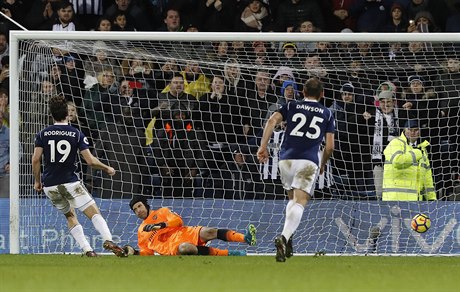 Jay Rodriguez z West Bromwich Albion překonává Petra Čecha v brance Arsenalu.