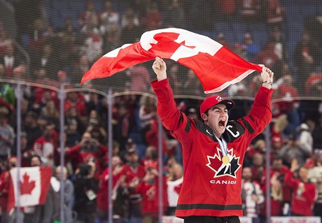 MS v hokeji do 20 let: kanadský kapitán Dillon Dube (9) slaví titul mistrů...