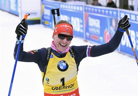 Slovenská biatlonistka Anastasia Kuzminová slaví vítězství ve stíhačce v...