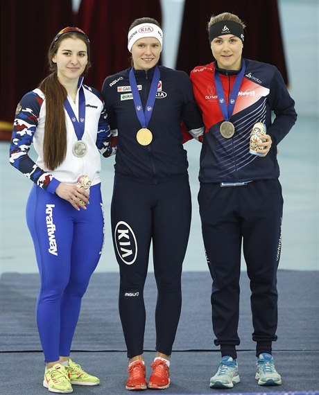 Zleva: Angelina Golikovová, Vanessa Herzogová a Karolína Erbanová na stupních...