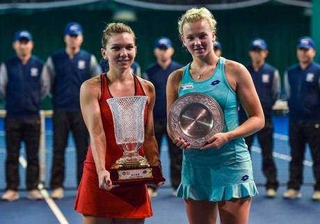 Finále turnaje v Šen-čenu: vítězná Simona Halepová (vlevo) a Kateřina Siniaková.