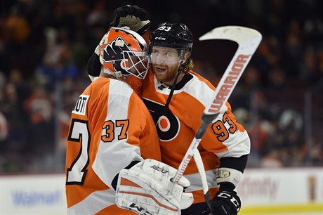 Brankář Philadelphia Flyers Brian Elliott a Jakub Voráček.