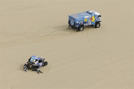 Rus Eduard Nikolajev na trati první etapy Rally Dakar 2018.